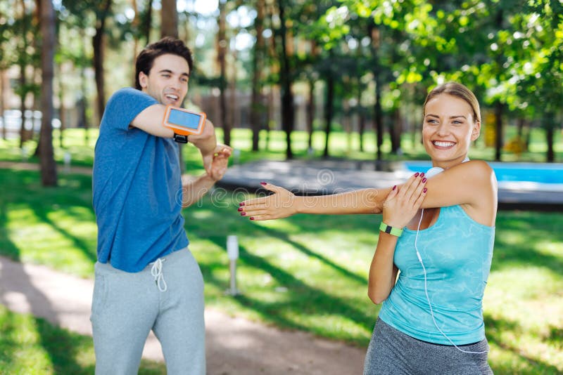 Gente alegre encantada que goza haciendo actividades de los deportes imagen de archivo libre de regalías Gente alegre encantada que goza haciendo actividades de los deportes imagen de archivo libre de regalías