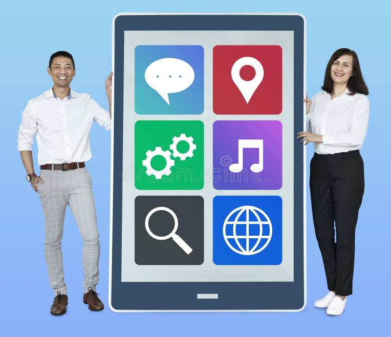 Gente alegre que muestra iconos de Internet en una tableta fotos de archivo libres de regalías Gente alegre que muestra iconos de Internet en una tableta fotos de archivo libres de regalías
