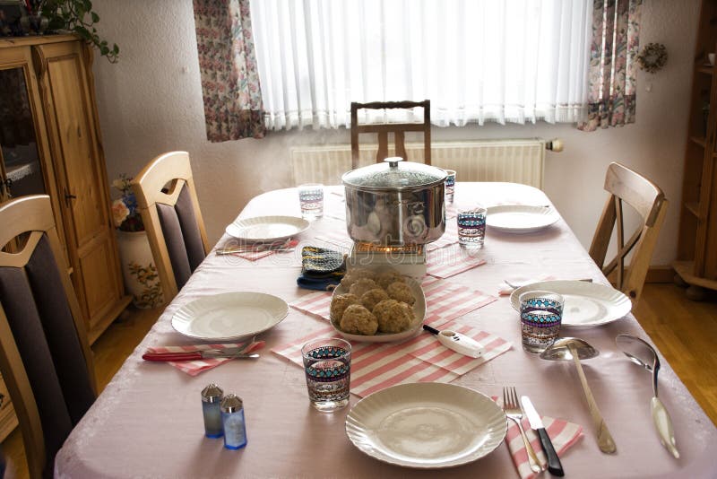 Gente alemana que prepara el estilo de Alemania de la comida del almuerzo en la tabla en comedor fotografía de archivo libre de regalías Gente alemana que prepara el estilo de Alemania de la comida del almuerzo en la tabla en comedor fotografía de archivo libre de regalías