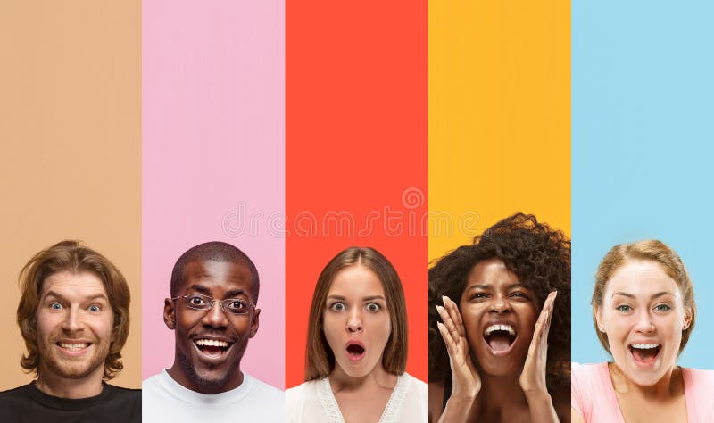 Gente atractiva joven que parece asombrada en fondo multicolor imagen de archivo Gente atractiva joven que parece asombrada en fondo multicolor imagen de archivo