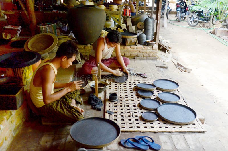 Gente birmana que trabaja Lacquerware hecho fotografía de archivo Gente birmana que trabaja Lacquerware hecho fotografía de archivo