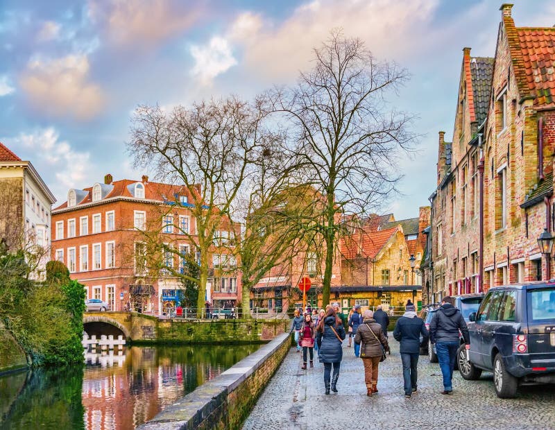 Gente cerca del canal de Groenerei, Brujas, Bélgica imagenes de archivo Gente cerca del canal de Groenerei, Brujas, Bélgica imagenes de archivo