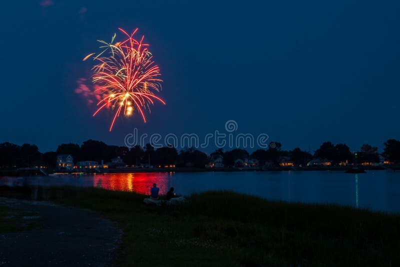 Gente che guarda i fuochi d'artificio del 4 luglio fotografie stock Gente che guarda i fuochi d'artificio del 4 luglio fotografie stock