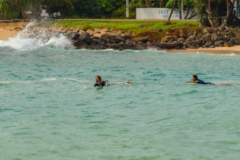 Gente che naviga sulla spiaggia in sabbia dorata a Midigama, Sri Lanka fotografie stock Gente che naviga sulla spiaggia in sabbia dorata a Midigama, Sri Lanka fotografie stock