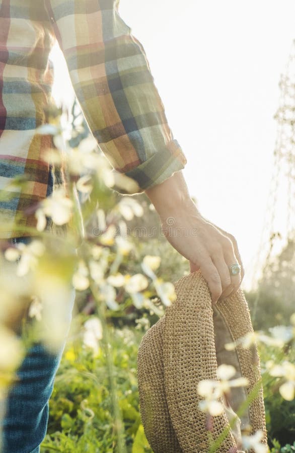 Gente che si gode la primavera camminando sull'erba prati prati fiore fiore campo. vacanza in campagna stile di vita. donna e immagine stock libera da diritti