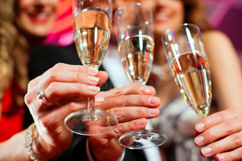 Gente con el champagner en una barra imágenes de archivo libres de regalías Gente con el champagner en una barra imágenes de archivo libres de regalías
