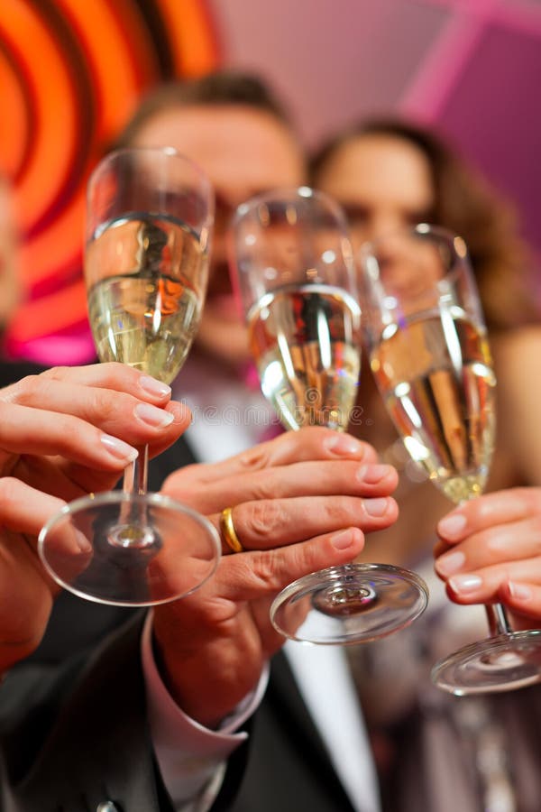 Gente con el champagner en una barra imagen de archivo libre de regalías Gente con el champagner en una barra imagen de archivo libre de regalías