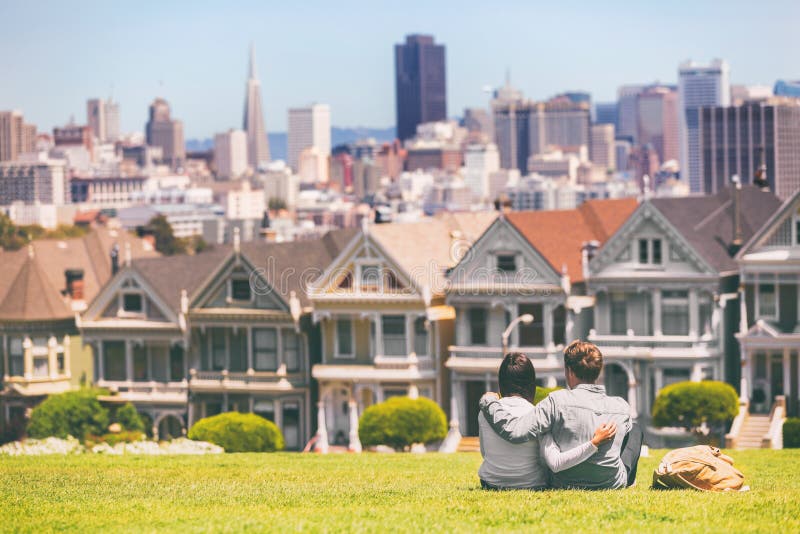 Gente cuadrada de San Francisco - de ?lamo Junte a los turistas que se relajan en el parque de Álamo por el paisaje icónico pinta