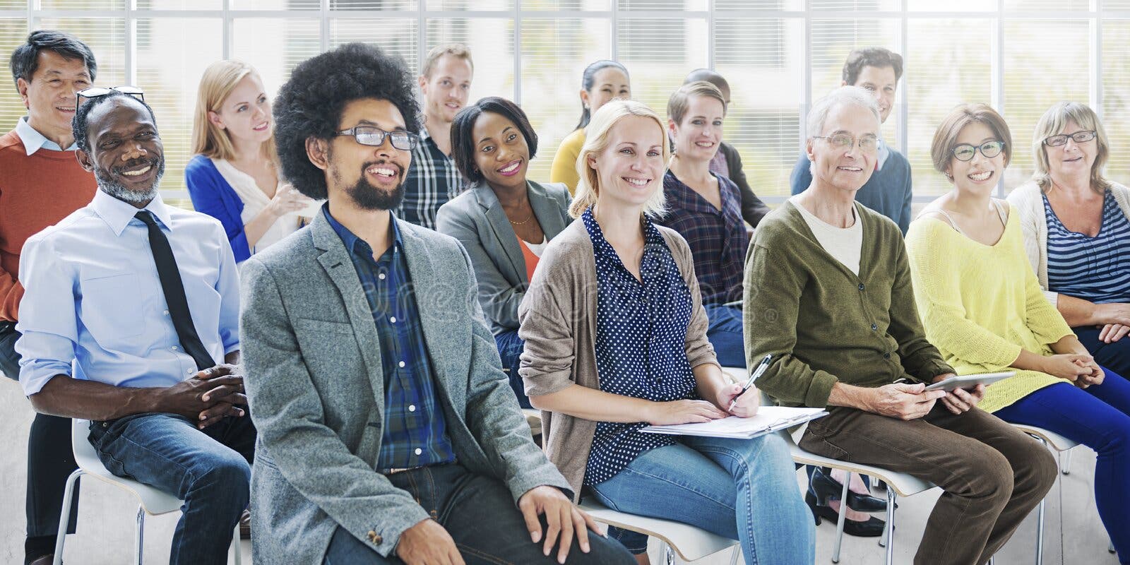 Gente de la diversidad que hace frente a concepto relajante de la comunicación del taller Gente de la diversidad que hace frente a concepto relajante de la comunicación del taller