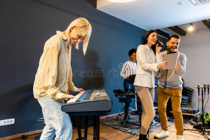 Gente de negocios haciendo ejercicio de entrenamiento de equipo durante el seminario de formación de equipos cantando karaoke imagenes de archivo