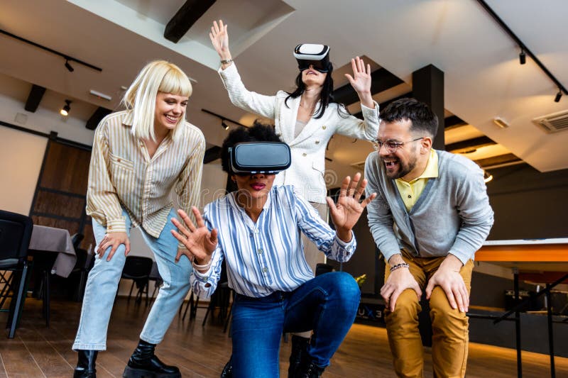 Gente de negocios haciendo ejercicio de entrenamiento de equipo durante el seminario de formación de equipos usando vr fotografía de archivo libre de regalías