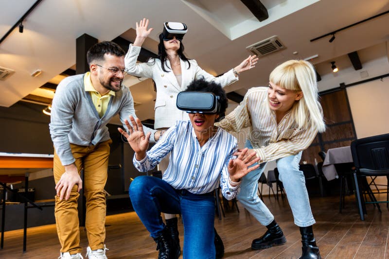 Gente de negocios haciendo ejercicio de entrenamiento de equipo durante el seminario de formación de equipos usando vr foto de archivo libre de regalías