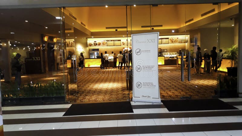 Gente de Unrecognize cine 21 dentro de una alameda de compras XXI los cines son los segundos foto de archivo Gente de Unrecognize cine 21 dentro de una alameda de compras XXI los cines son los segundos foto de archivo