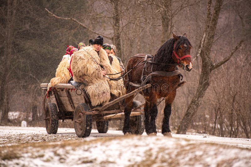 Gente del lado del país de Rumania con el traje tradicional en invierno foto de archivo Gente del lado del país de Rumania con el traje tradicional en invierno foto de archivo