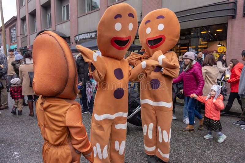 Gente del traje del pan de jengibre que baila y que actúa en una calle de la ciudad, durante Yaletown CandyTown adentro imágenes de archivo libres de regalías Gente del traje del pan de jengibre que baila y que actúa en una calle de la ciudad, durante Yaletown CandyTown adentro imágenes de archivo libres de regalías