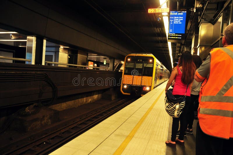 Gente dentro del metro en Sydney imagenes de archivo Gente dentro del metro en Sydney imagenes de archivo