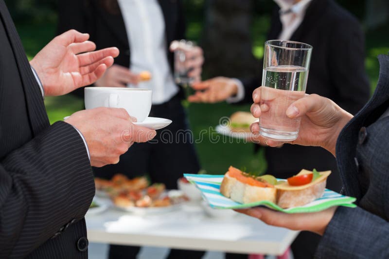 Gente di affari al buffet del pranzo fotografia stock