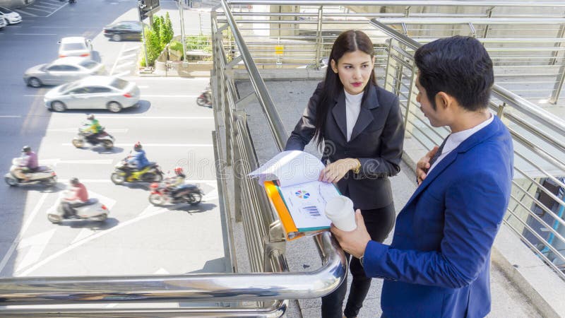 Gente di affari asiatica astuta del supporto e conversazione del lavoratore insieme a fotografia stock Gente di affari asiatica astuta del supporto e conversazione del lavoratore insieme a fotografia stock