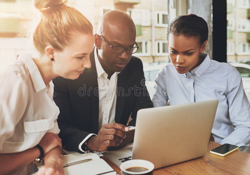 Gente di affari in bianco e nero di lavoro immagine stock libera da diritti