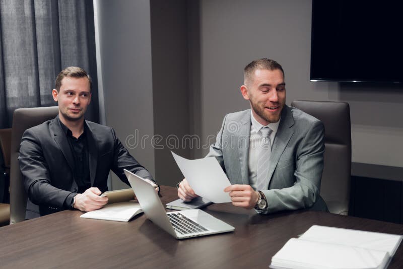 Gente di affari che discute lavoro durante la presentazione di affari nell'auditorium immagini stock libere da diritti Gente di affari che discute lavoro durante la presentazione di affari nell'auditorium immagini stock libere da diritti