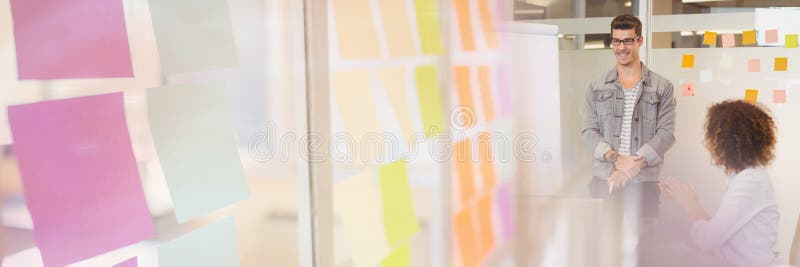 Gente di affari che ha una riunione con l'effetto appiccicoso variopinto di transizione delle note fotografie stock libere da diritti Gente di affari che ha una riunione con l'effetto appiccicoso variopinto di transizione delle note fotografie stock libere da diritti
