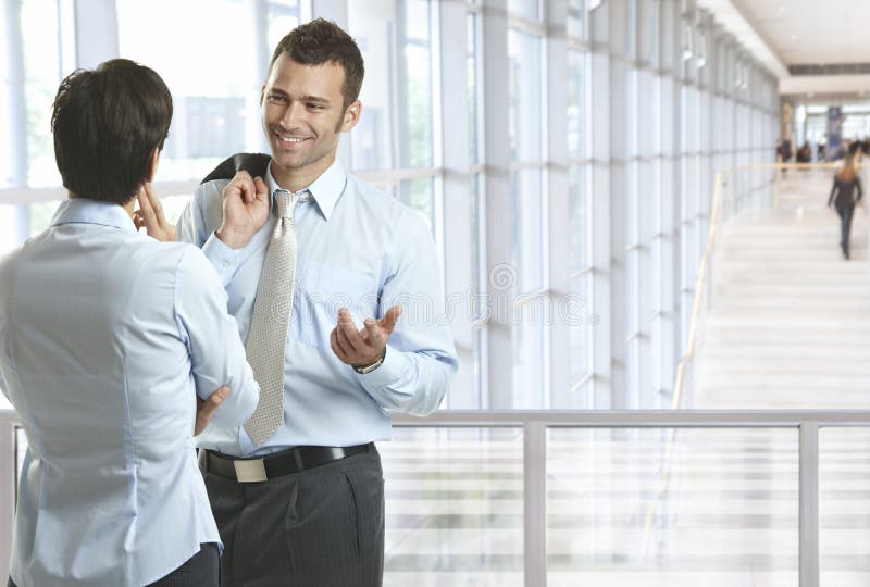 Gente di affari che parla nell'ingresso dell'ufficio fotografia stock