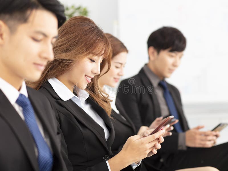gente di affari che per mezzo dello Smart Phone fotografia stock gente di affari che per mezzo dello Smart Phone fotografia stock