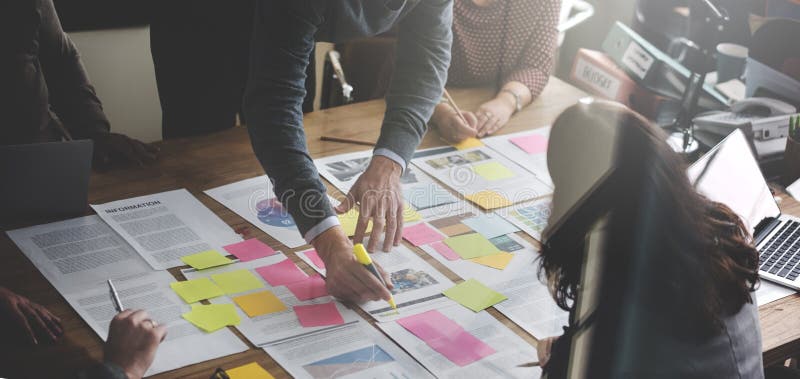 Gente di affari che progetta concetto dell'ufficio di analisi di strategia fotografie stock libere da diritti