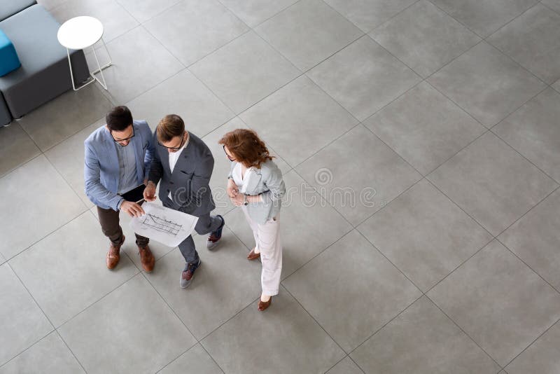 Gente di affari che progetta insieme strategia in ufficio fotografie stock libere da diritti Gente di affari che progetta insieme strategia in ufficio fotografie stock libere da diritti