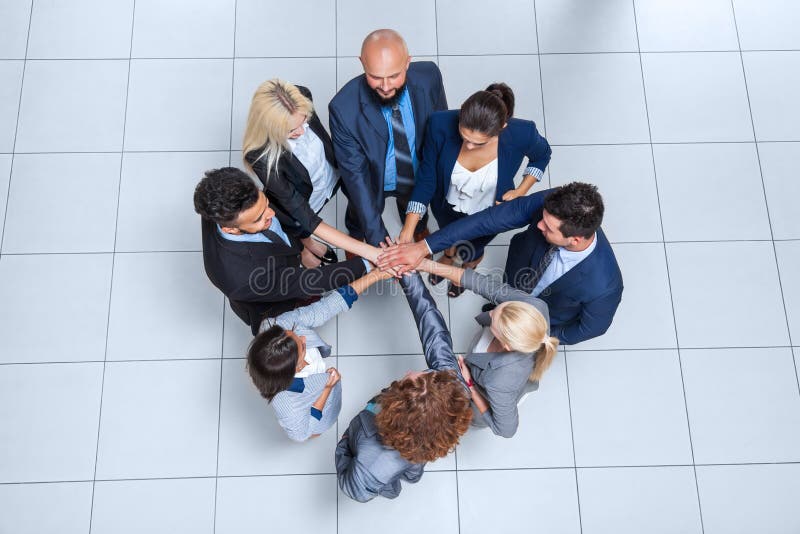 Gente di affari del supporto del gruppo nel cerchio, collaborazione di lavoro di squadra di Team Putting Their Hands Stack delle fotografie stock libere da diritti Gente di affari del supporto del gruppo nel cerchio, collaborazione di lavoro di squadra di Team Putting Their Hands Stack delle fotografie stock libere da diritti