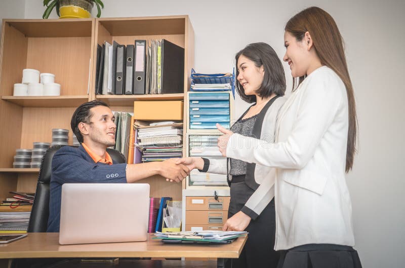 Gente di affari della stretta di mano dell'introduzione con il partner fotografie stock libere da diritti Gente di affari della stretta di mano dell'introduzione con il partner fotografie stock libere da diritti