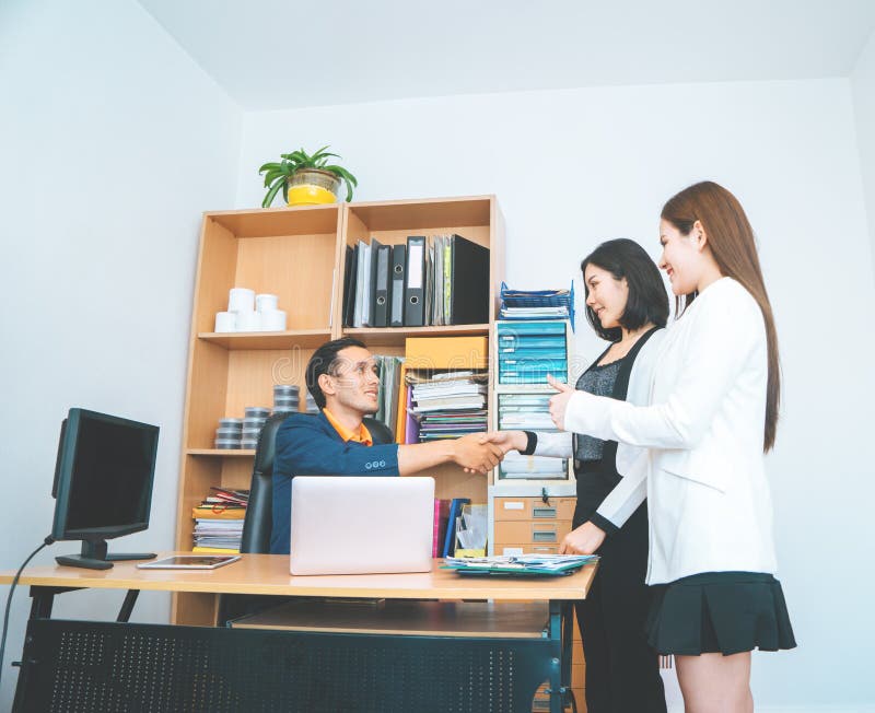 Gente di affari della stretta di mano dell'introduzione con il partner fotografia stock libera da diritti Gente di affari della stretta di mano dell'introduzione con il partner fotografia stock libera da diritti