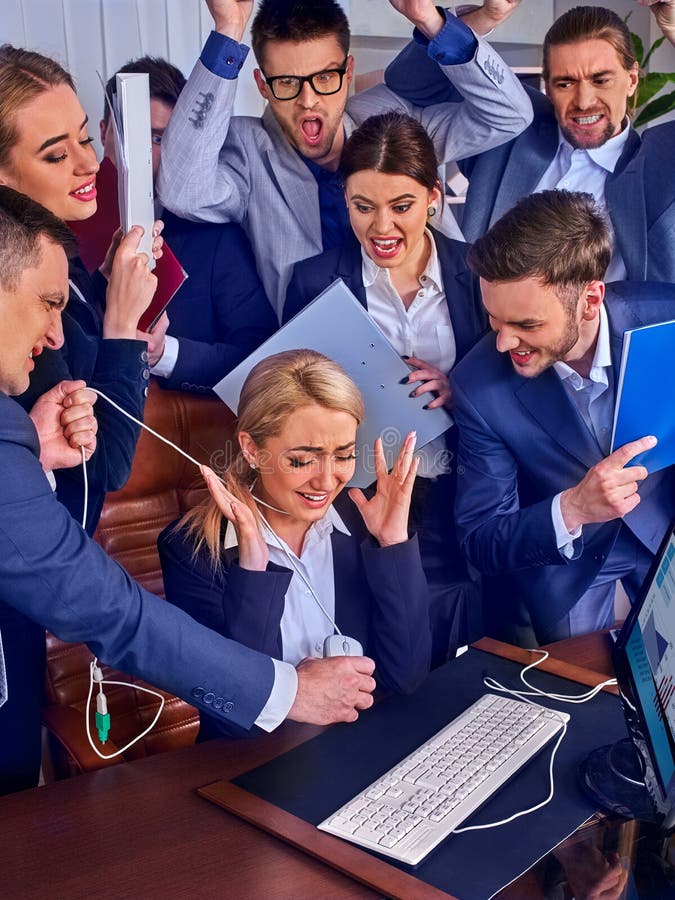Gente di affari di vita dell'ufficio della gente del gruppo che lavora con le carte fotografie stock libere da diritti Gente di affari di vita dell'ufficio della gente del gruppo che lavora con le carte fotografie stock libere da diritti