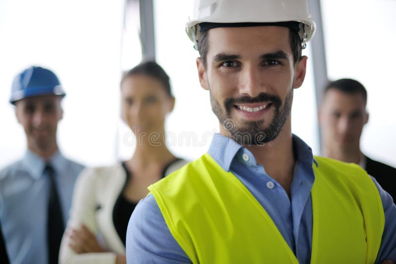 Gente di affari ed ingegneri sulla riunione immagine stock libera da diritti Gente di affari ed ingegneri sulla riunione immagine stock libera da diritti