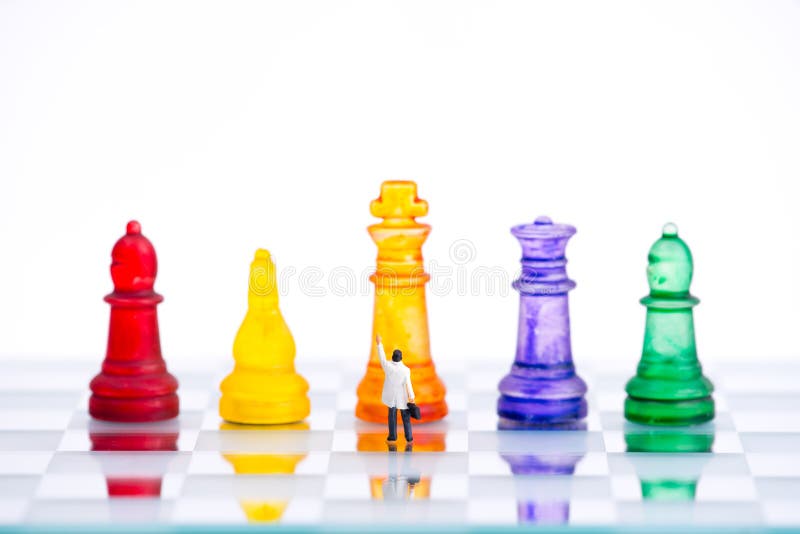 Gente di affari miniatura con scacchi di vetro variopinti, fotografia stock libera da diritti Gente di affari miniatura con scacchi di vetro variopinti, fotografia stock libera da diritti
