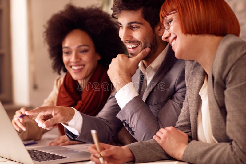 Gente di affari sorridente che confronta le idee sulla riunione immagine stock libera da diritti Gente di affari sorridente che confronta le idee sulla riunione immagine stock libera da diritti