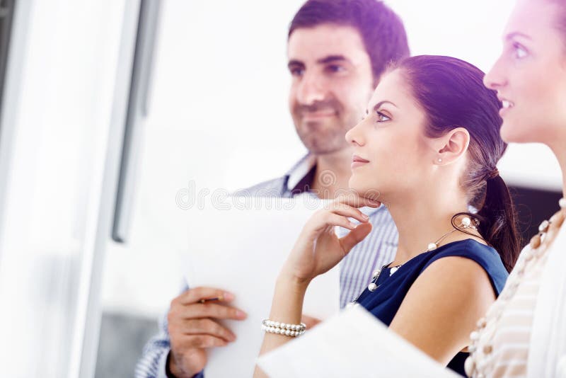 Gente di affari in ufficio moderno immagini stock libere da diritti Gente di affari in ufficio moderno immagini stock libere da diritti