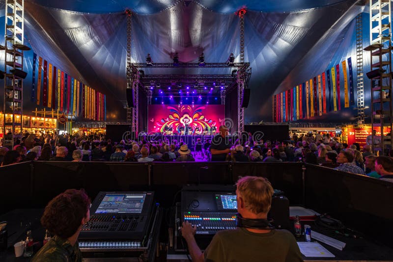 Gente disfrutando del grupo musical indonesio dentro y debajo de la ton tong diversión feria gigantesca tienda imagen de archivo