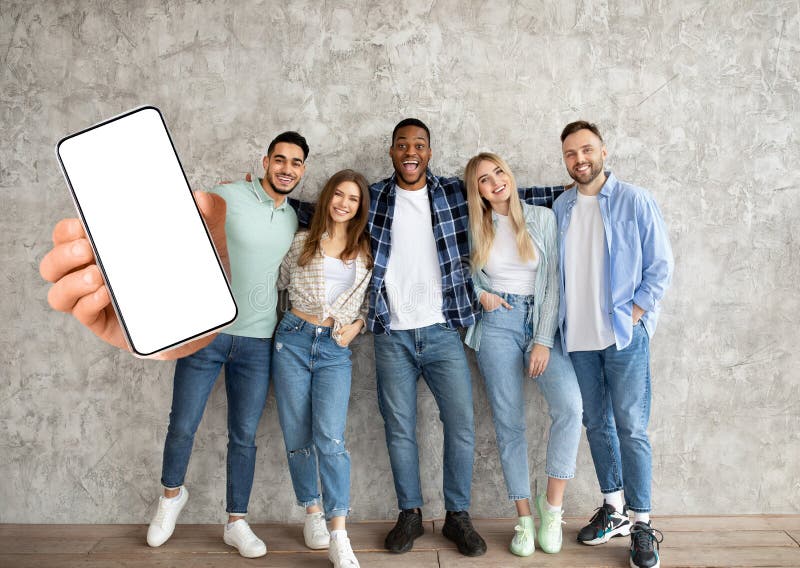 Gente diversa mostrando la pantalla blanca vacía de un smartphone en la mano fotos de archivo libres de regalías