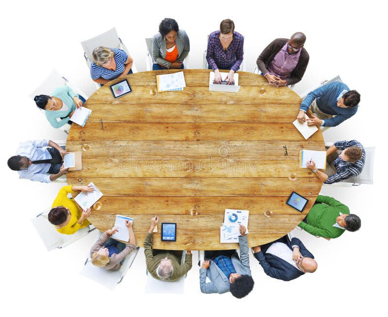 Gente diversa que trabaja alrededor de la mesa de reuniones