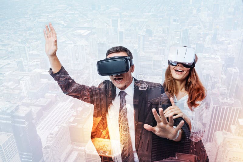 Gente emocional que hace un viaje en una realidad virtual imagen de archivo libre de regalías Gente emocional que hace un viaje en una realidad virtual imagen de archivo libre de regalías