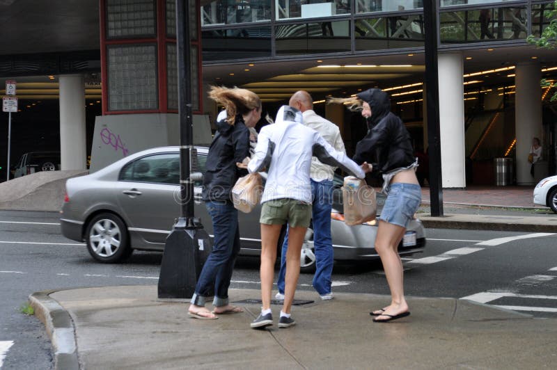 Gente en Boston durante el huracán Irene foto de archivo Gente en Boston durante el huracán Irene foto de archivo