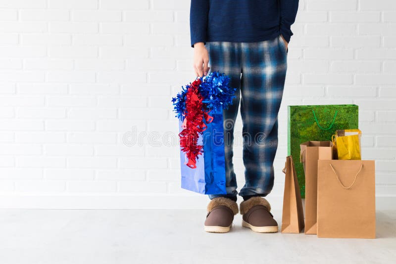 Gente en casa con los bolsos de la Navidad fotos de archivo Gente en casa con los bolsos de la Navidad fotos de archivo