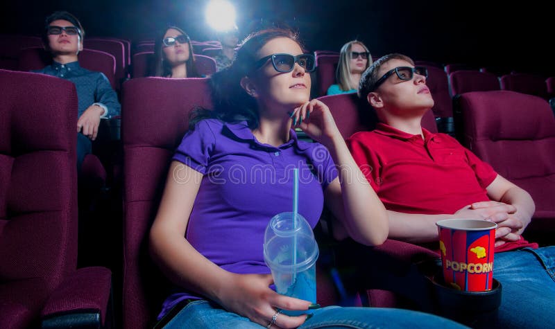 Gente en el cine que lleva los vidrios 3d imagen de archivo libre de regalías Gente en el cine que lleva los vidrios 3d imagen de archivo libre de regalías