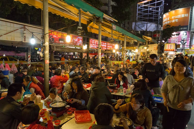 Gente en el mercado de la noche en Gaoxiong, Taiwán imagen de archivo libre de regalías Gente en el mercado de la noche en Gaoxiong, Taiwán imagen de archivo libre de regalías