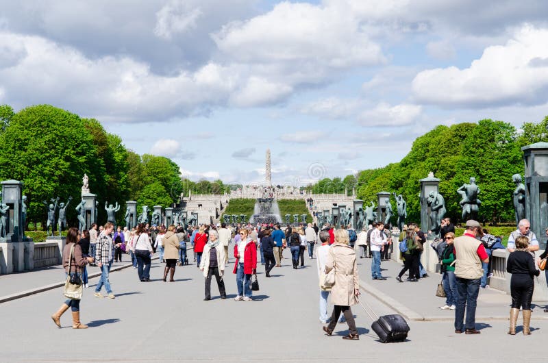 Gente en el parque de Vigeland en Oslo imagenes de archivo Gente en el parque de Vigeland en Oslo imagenes de archivo