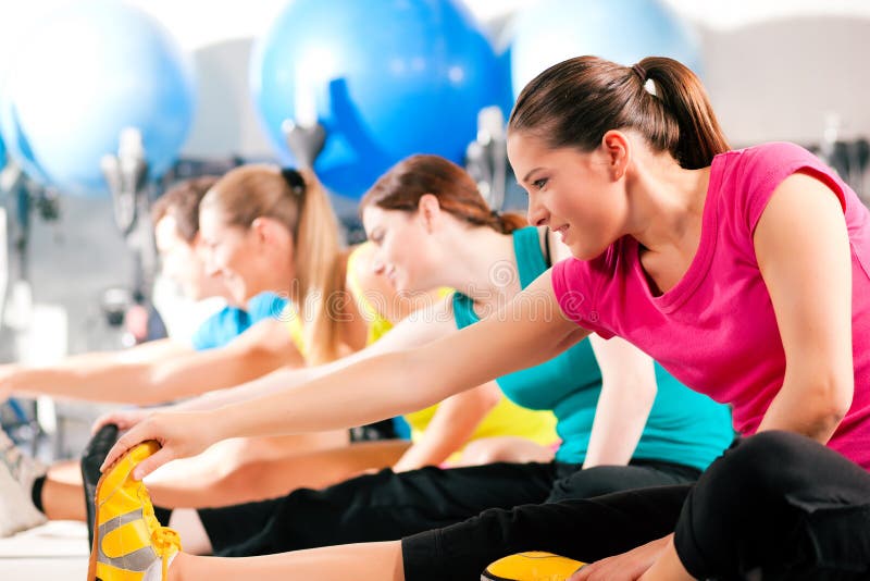 Gente en gimnasia que calienta estirar imágenes de archivo libres de regalías Gente en gimnasia que calienta estirar imágenes de archivo libres de regalías