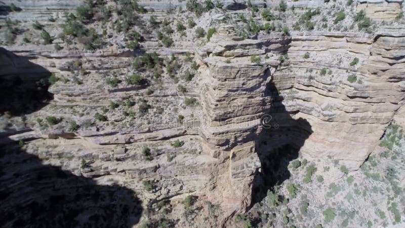 Gente en la cima de la roca en el gran cañón almacen de video
