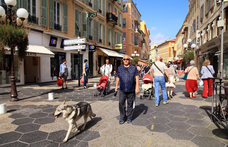 Gente en la ciudad vieja de Niza, Francia imágenes de archivo libres de regalías Gente en la ciudad vieja de Niza, Francia imágenes de archivo libres de regalías