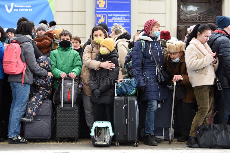Gente en la estación de tren de la ciudad de lviv, al oeste de ucrania, esperando el tren a polonia